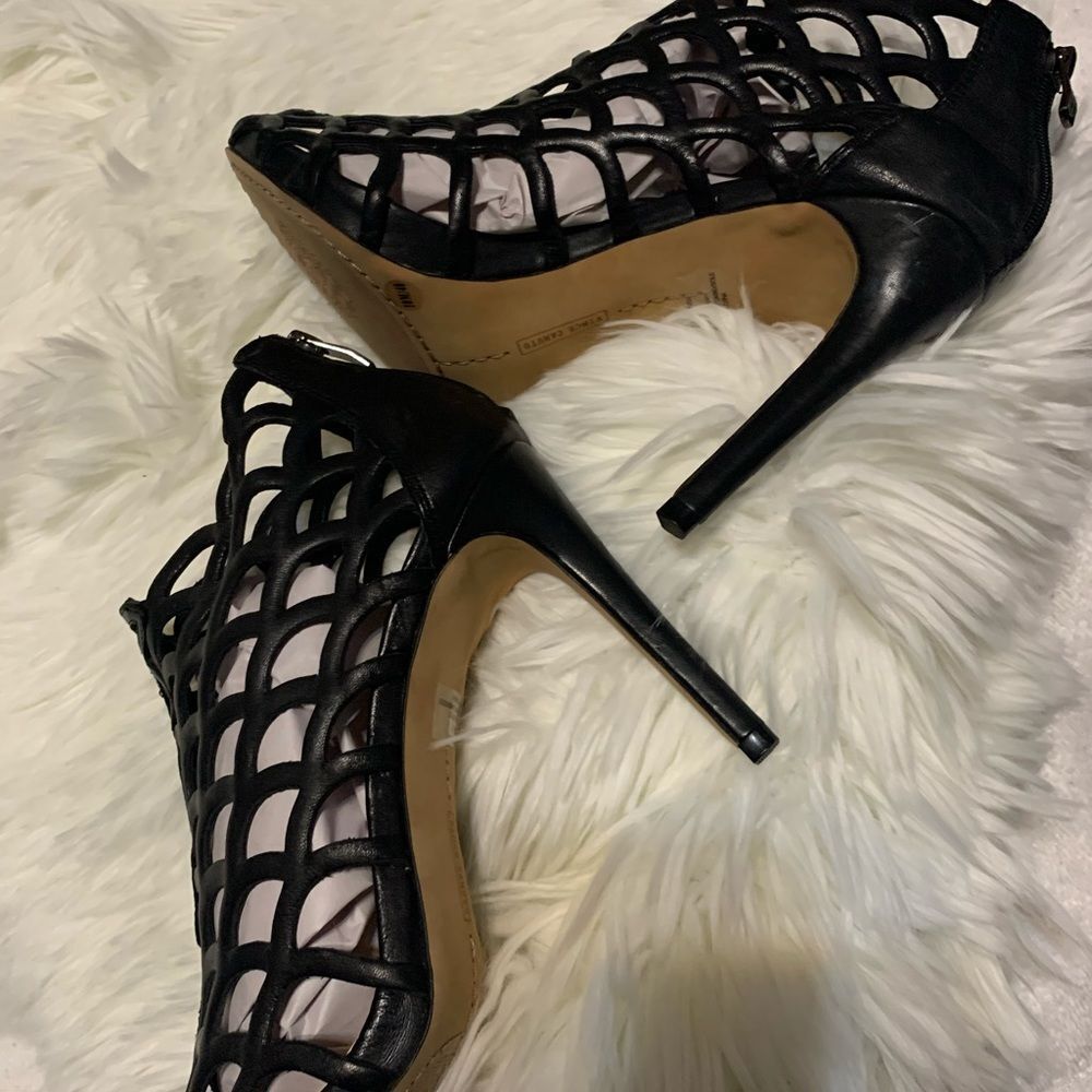 Vince Camuto Fontanela Cut-out Leather Bootie SZ 10US/40EU Black (Pre-Loved) EUC - Picture 9 of 11